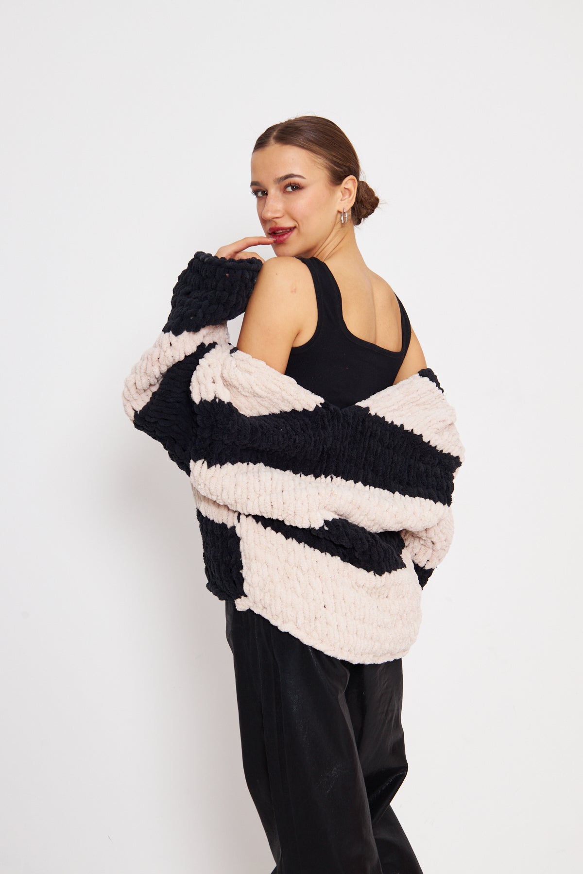 VERA- BLACK WHITE COLOR KNIT CARDIGAN